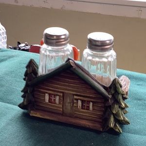 Log cabin salt & pepper shaker
